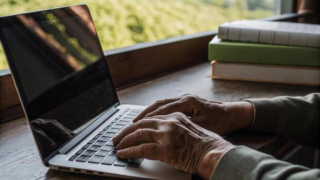un de cerca de un mayor mans dedos mecanografía en un ordenador portátil dónde un ai programa análisis su diario actividad registros rodeado por libros en salud mejoramiento y biohacking técnicas.. foto