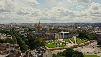 arquitectónico complejo y parque zona de les inválidos en el histórico centrar de París, aves ojo ver en un nublado día. paisaje urbano de París, Francia video