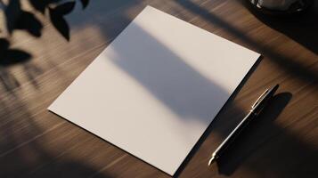 blanco Nota papel en escritorio con bolígrafo junto a él, atractivo creatividad foto