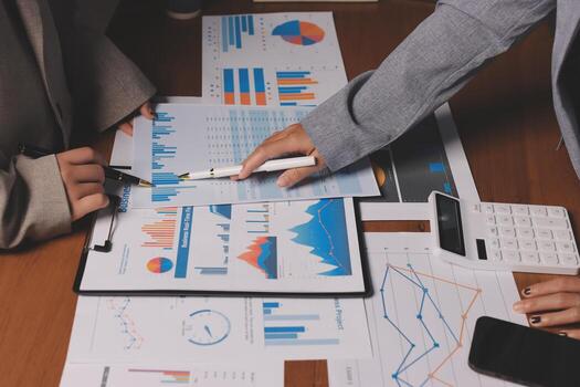 negocio personas trabajando en un mesa con gráficos y documentos foto