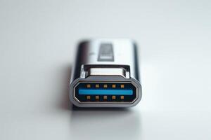 de cerca de un plata USB destello conducir con azul acento, enfatizando sus moderno diseño y tecnología. foto