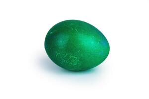 Single emerald green easter egg with glowing shell pattern, isolated on white background. Color contrast, creativity, holiday decoration, symbolism of rebirth. Copy space. Selective focus photo