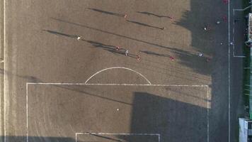 oben Aussicht Fußball Spiel im Arm Fußball Feld video
