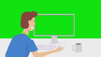 Garoto clicando em computador tela enquanto desfrutando quente café tela verde animação video