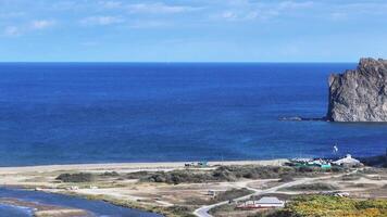 esplorando un' minuscolo isola nel il mezzo di il oceano video