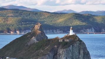 Leuchtturm auf ein klein Insel im das Mitte von das Ozean video