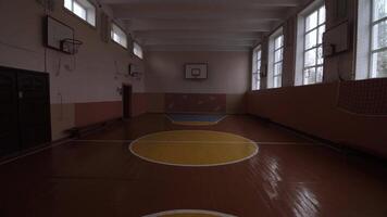 vuoto palestra con pallacanestro cerchi e centrale cerchio mostrando sportivo Linee video