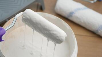 Painting techniques using a roller for smooth surfaces video