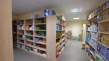 Visualizza di scaffali con libri. lungo sala di biblioteca con di legno libreria video
