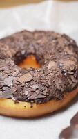 recién horneado chocolate rosquillas con asperja en monitor video