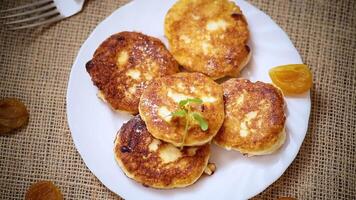 Cottage cheese pancakes with dried apricots and honey video