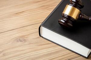 mazo descansando en un legal libro simbolizando justicia, ley, y judicial proceso en salas de audiencias foto