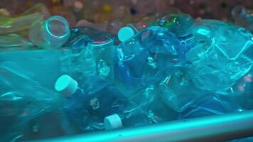 el plastico botellas para reutilizar y reciclaje en residuos envase, ecología y ambiente proteccion video