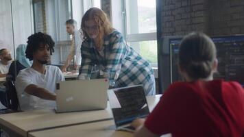 uma diverso grupo do o negócio colegas se empenhar dentro discussões sobre vários o negócio desafios, cercado de seus colegas de trabalho dentro uma moderno comece escritório, exibindo trabalho em equipe, inovação, e problema video