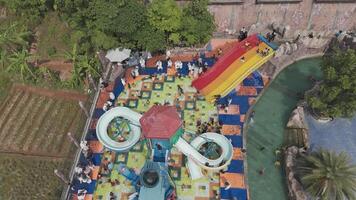 a aéreo Visão do uma água parque com slides e slides video