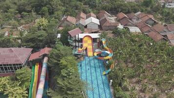 a aéreo Visão do uma água parque com slides e slides video