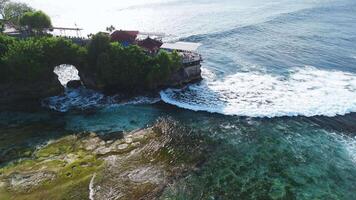 Sonnenuntergang Punkt auf felsig Cliff auf Küste und Ozean mit Wellen im Abonnieren Insel, Bali. Drohne Aussicht video