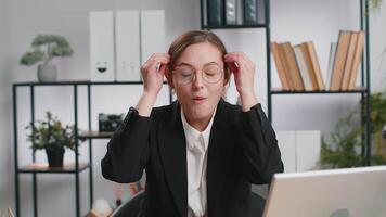 Excited amazed young business woman showing hands brain head explosion gesture Wow, brainstorm idea video
