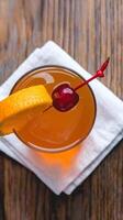 Cocktl bulvardye whiskey and orange liquor alcoholic cocktl in a glass on a wooden background top view free copy space photo