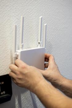instalando un Wifi enrutador con externo antenas es crucial para óptimo Internet actuación foto