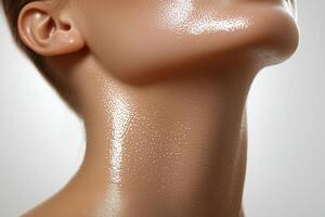 de cerca de un maniquí cuello con brillante piel textura y rosario de humedad foto