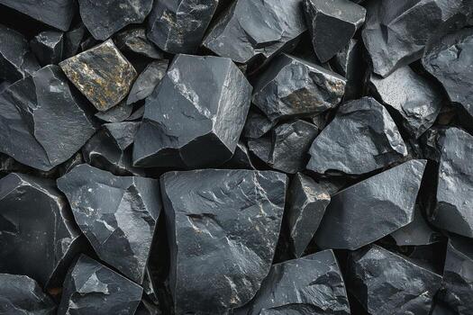 de cerca ver de texturizado negro rocas, exhibiendo su natural angular formas y oscuro colores. foto