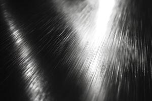 de cerca Disparo de un metálico superficie presentando reflexivo líneas y un pulcro textura. foto