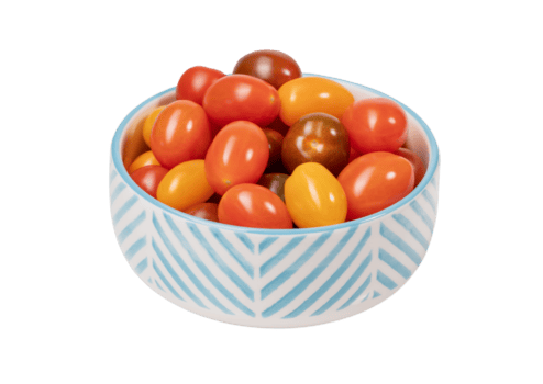 Vielfalt von bunt Kirsche Tomaten im Rot, Gelb und braun Sorten Überlauf ein stilvoll Schüssel mit Blau und Weiß Streifen, Erstellen ein hell und appetitlich Komposition auf ein transparent Hintergrund, png