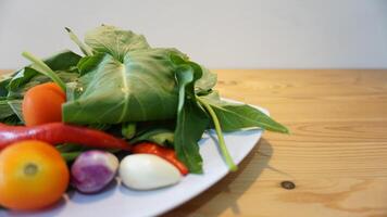 un plato de vegetales en un mesa foto