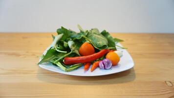 un plato de vegetales foto