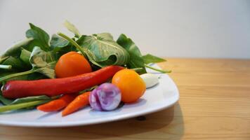 un plato de vegetales foto