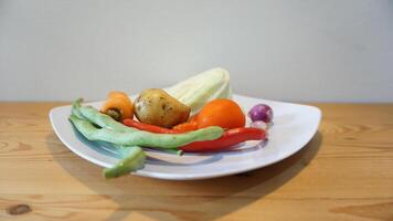 un blanco plato con vegetales en eso foto