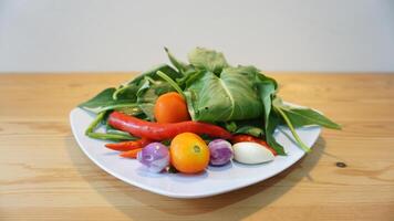 un blanco plato con vegetales en eso foto