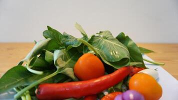 un blanco plato con vegetales foto