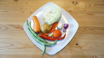 un blanco plato con vegetales en eso foto