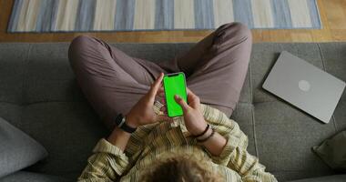 homem usando verde tela em sofá às casa - fb-fkf-f8f video