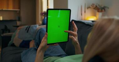 Frau mit Tablette Computer mit Grün Bildschirm beim Zuhause video