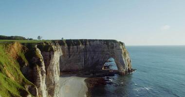 une grand falaise avec une grand cambre dans le milieu video