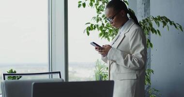 ein Frau im ein passen ist suchen beim ihr Telefon video