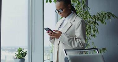 ein Frau im ein passen ist suchen beim ihr Telefon video