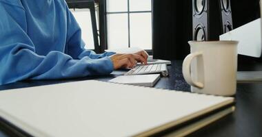 uma pessoa digitando em uma teclado às uma escrivaninha video