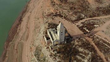 aéreo ver de el sau reservorio en sequía. torre iglesia video
