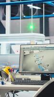 vertical pc tela em escrivaninha dentro energia fotovoltaica fábrica usava para atualizar Programas do robô braços colocação solar painéis em montagem linhas. computador monitor dentro esvaziar instalação usava para atualizando solar plantar maquinaria video