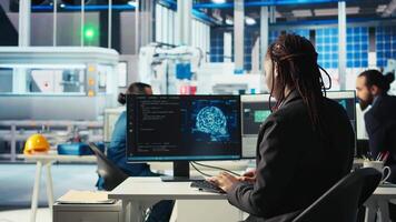 energia fotovoltaica fábrica programador analisando dados usando artificial inteligência, revendo sistema Métricas. solar painéis plantar técnico solução de problemas técnico problemas usando ai tecnologia, Câmera uma video