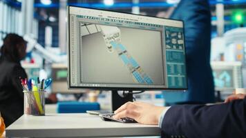 energia fotovoltaica fábrica engenheiro usando programa em pc para melhorar solar painéis eficiência. solar painéis fabricação plantar trabalhador pesquisando mais barato solar soluções usando computador, Câmera uma fechar acima video