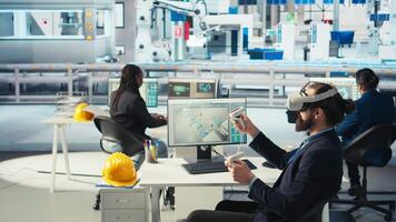 engenheiro dentro energia fotovoltaica fábrica usando virtual realidade tecnologia para diagnosticar malfuncionando sistemas. solar painéis fabricação plantar trabalhador usando vr fone de ouvido para reduzir tempo de inatividade, Câmera uma video