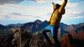satisfecho aventuras buscador soportes a el parte superior un imponente montaña, tomando en el épico ver y sensación orgulloso de su excursionismo logro. fuerte alegre excursionista siente el gratificante experiencia. cámara una. video