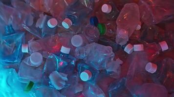 clasificación el plastico botellas para reutilizar en reciclaje planta, de cerca vista. video
