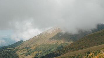incroyable paysage dans montagnes avec pluie des nuages, vue de monter haut, escalade et en voyageant video