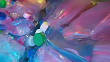 mascota botellas residuos en basura envase, reciclaje el plastico botellas para ahorro ecología de planeta video